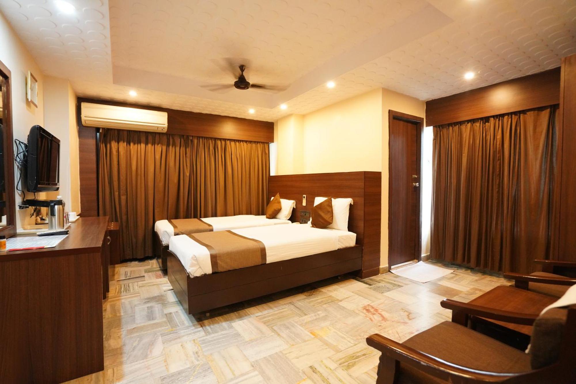 Jaya Residency Hotel Kākināda Екстериор снимка