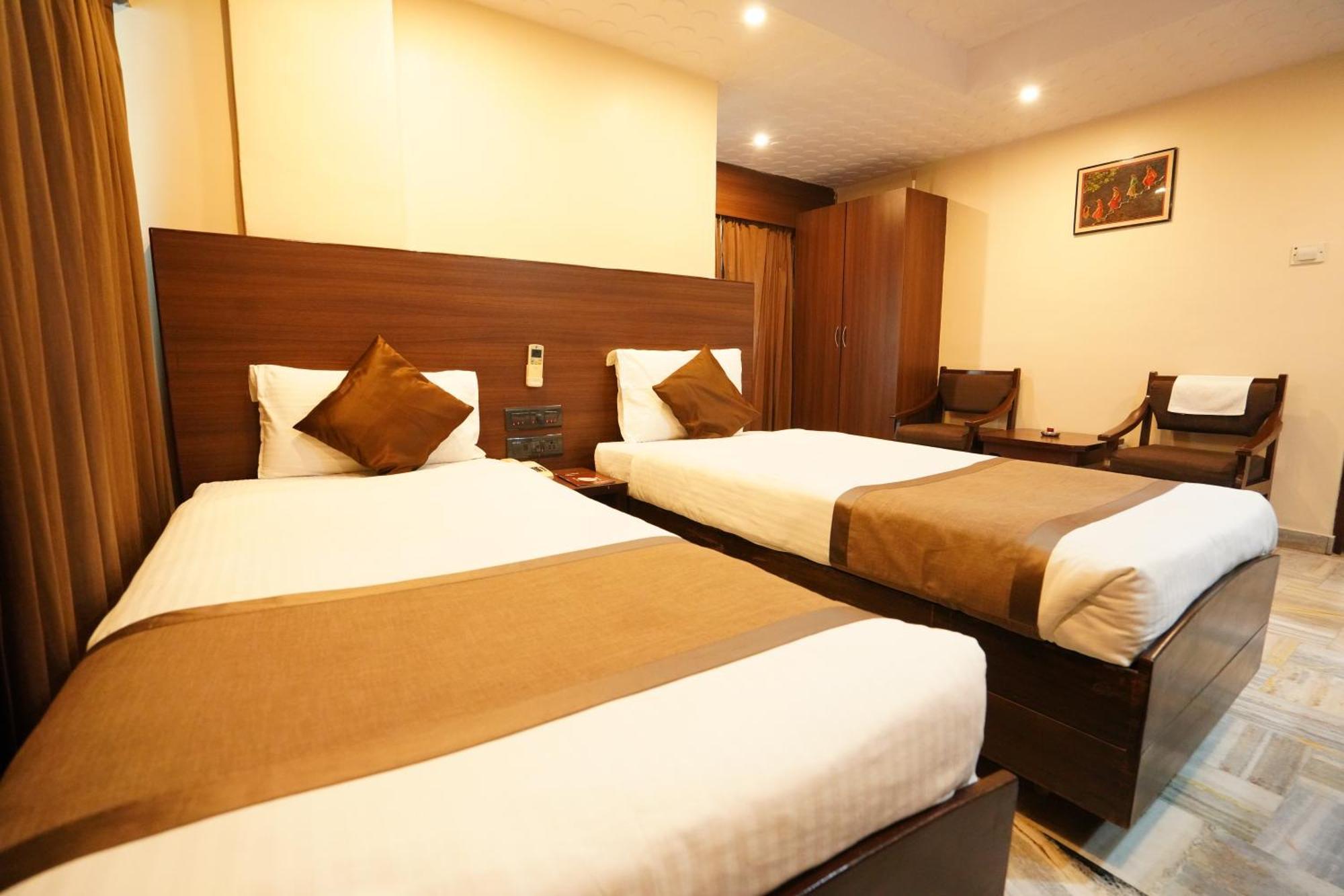 Jaya Residency Hotel Kākināda Екстериор снимка